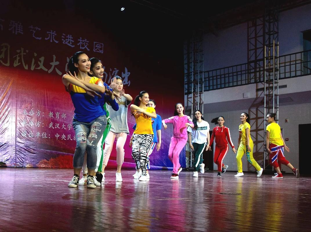 舞動青春，傳承文化——中央民族歌舞團《青春萬歲》走進校園